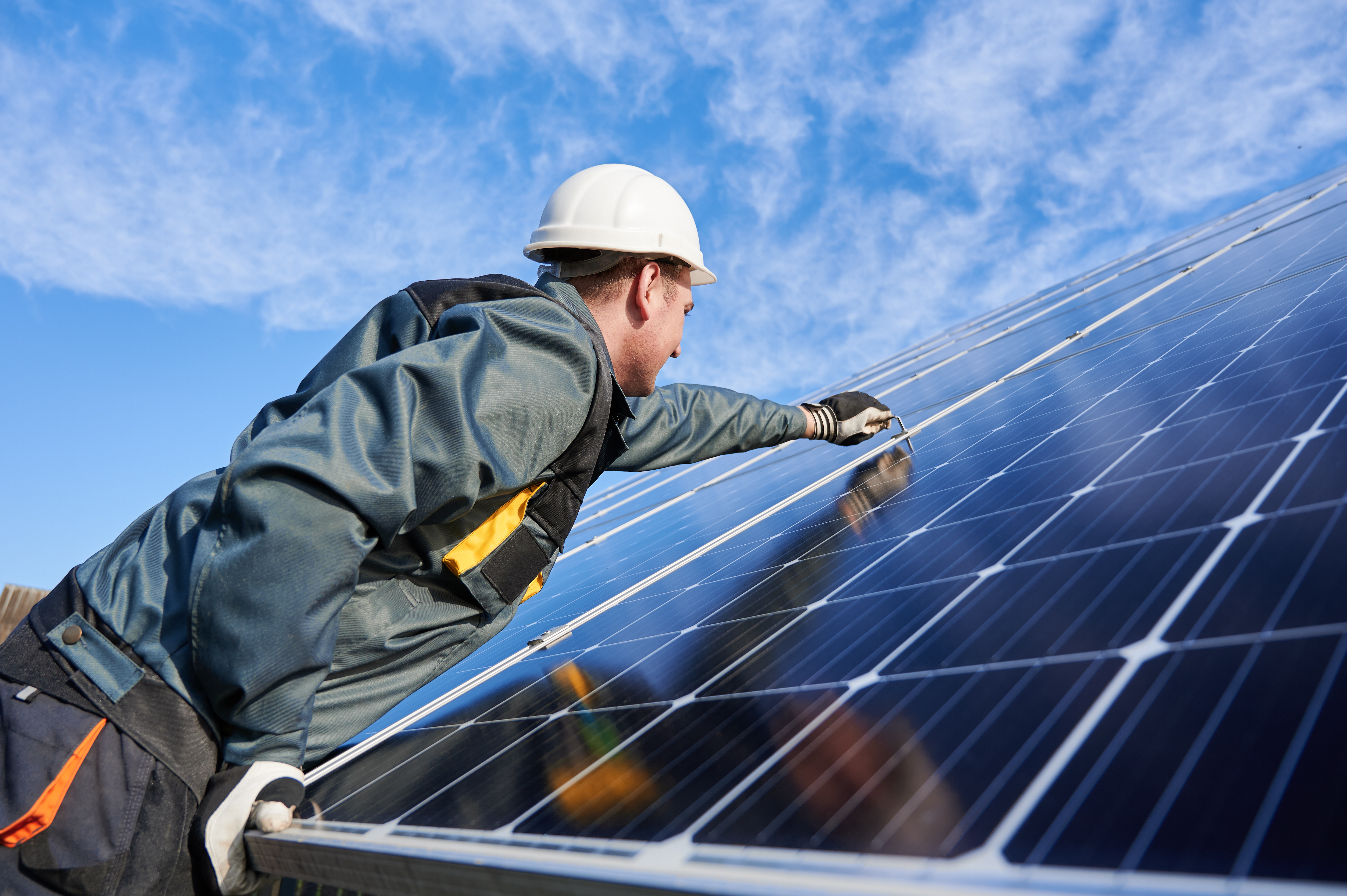 Moderne Photovoltaikanlage auf Schrägdach